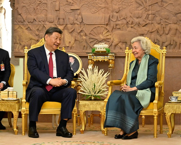 习近平会见柬埔寨太后莫尼列_缩小大小.jpg