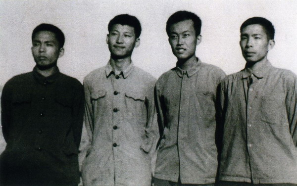 这是1973年上山下乡时期,习近平(左二)在陕西省延川县7_缩小大小.jpeg