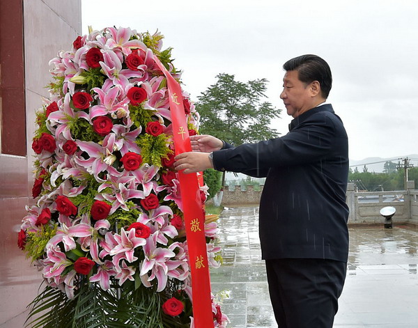 习近平在宁夏固原市西吉县将台堡向红军长征会师纪念碑敬献花篮10_缩小大小.jpeg