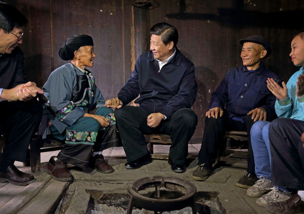 近平在湖南省湘西土家族苗族自治州花垣县十八洞村苗族村民石拔三家中同一家人促膝交谈20_缩小大小.jpeg